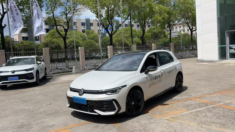 Volkswagen Golf 2025 300TSI R-Line